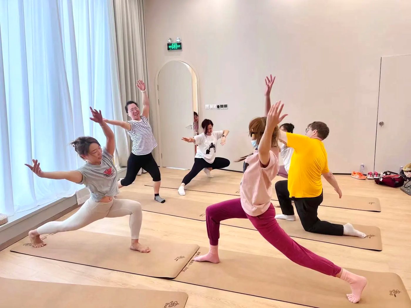 Personas aprendiendo Rainbow Yoga con alegria y conexion