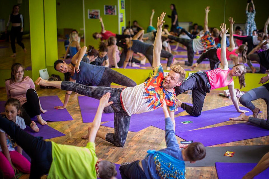 Grupo de Rainbow Kids Yoga compartiendo movimiento, juego y conexión