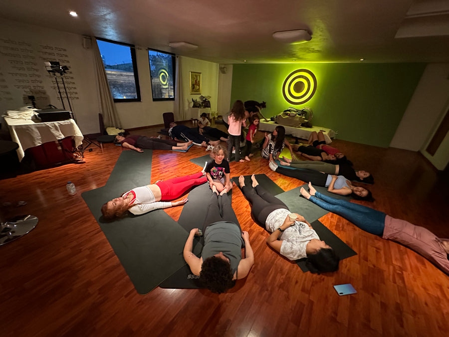 Futuros profesores de Kids Yoga practicando juntos en una formación Rainbow
