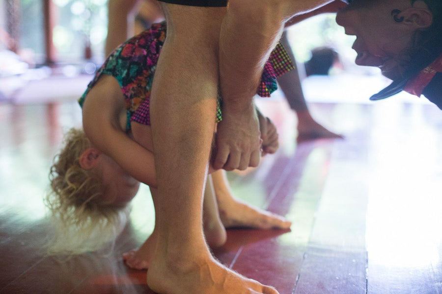 Rainbow Yoga 学员练习家庭和儿童瑜伽活动